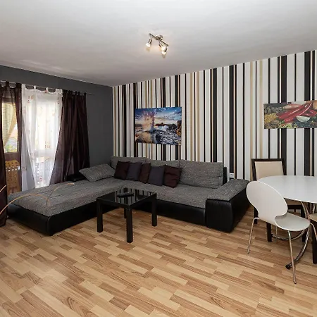 Appartamento Malerisches Nur 200 Meter Zum Mit Privater Terrasse, Grill, Pool, Lounge-bereich