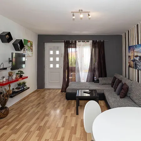 Appartamento Malerisches Nur 200 Meter Zum Mit Privater Terrasse, Grill, Pool, Lounge-bereich *