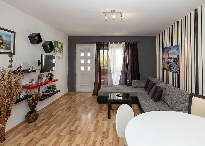Apartment Malerisches Nur 200 Meter Zum Mit Privater Terrasse, Grill, Pool, Lounge-bereich *