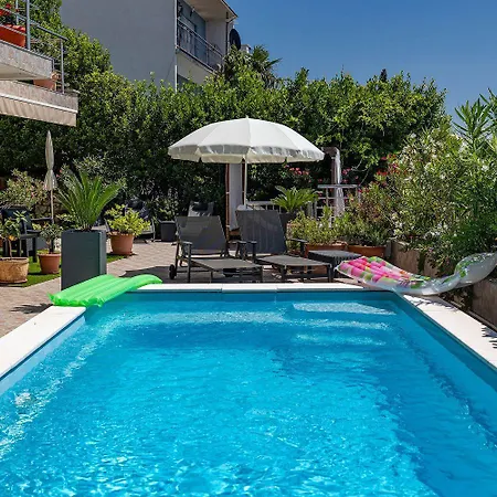 Malerisches Nur 200 Meter Zum Mit Privater Terrasse, Grill, Pool, Lounge-bereich Dramalj