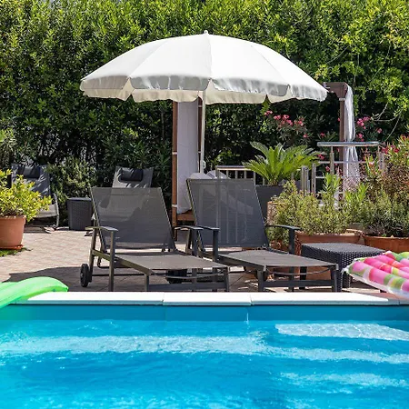 Malerisches Nur 200 Meter Zum Mit Privater Terrasse, Grill, Pool, Lounge-bereich * Dramalj